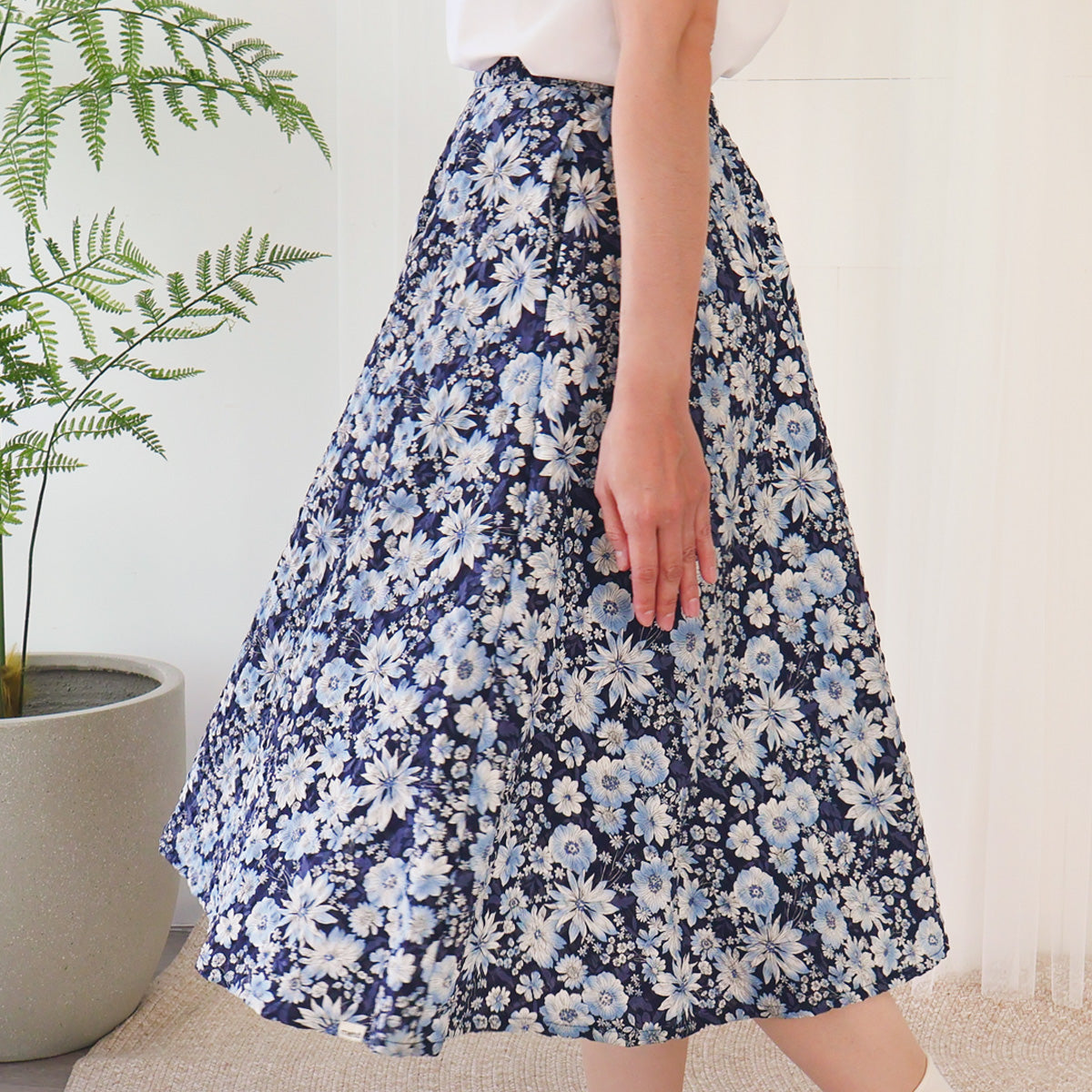 Large-Flowered Deep Blue Puffy Circle Skirt