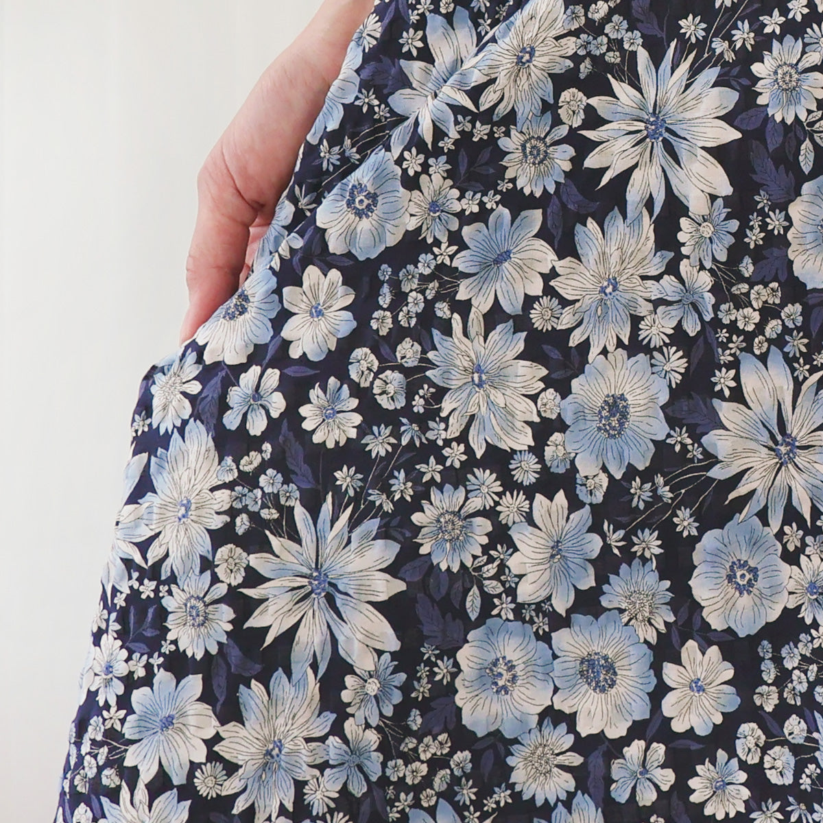 Large-Flowered Deep Blue Puffy Circle Skirt