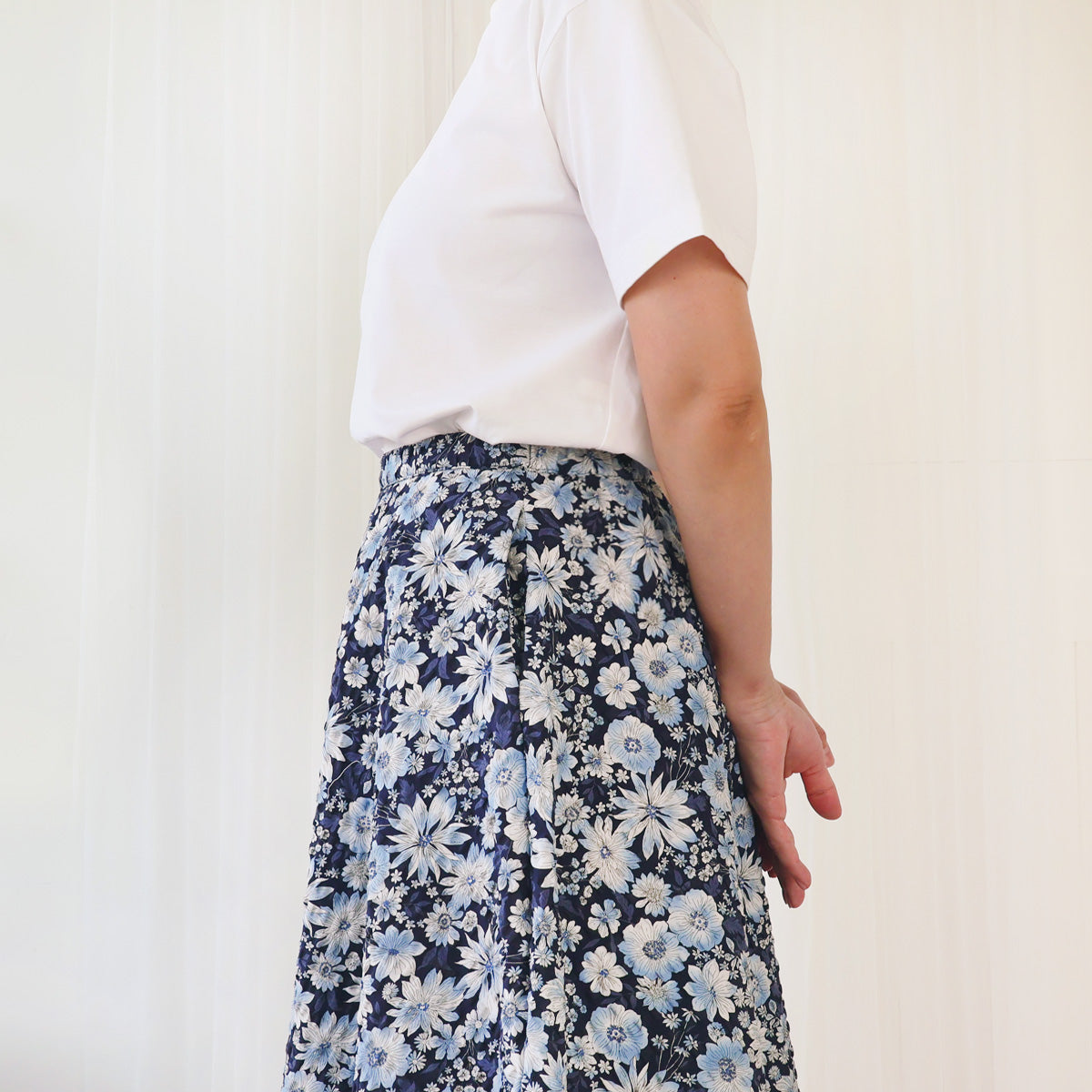 Large-Flowered Deep Blue Puffy Circle Skirt